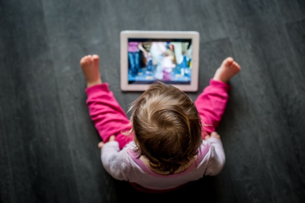 Garde d’enfants : privés d’écrans ?