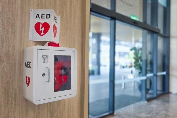 Installation d’un défibrillateur : de plus en plus d’ERP concernés
